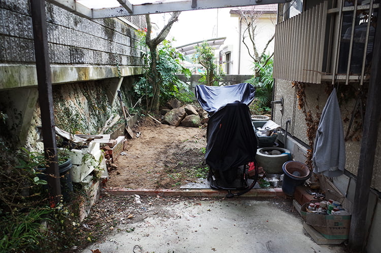 #1 自宅にバイクの簡易ガレージをDIYでつくる【草刈り編】