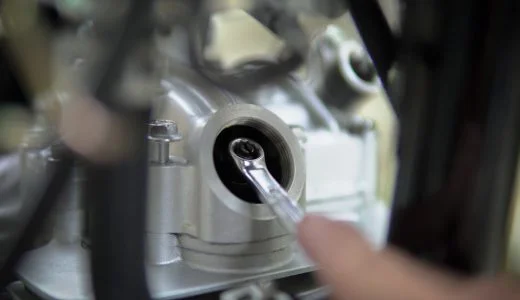 キャブ車のタペット調整(バルブクリアランス調整)を行う【GN125 2F】